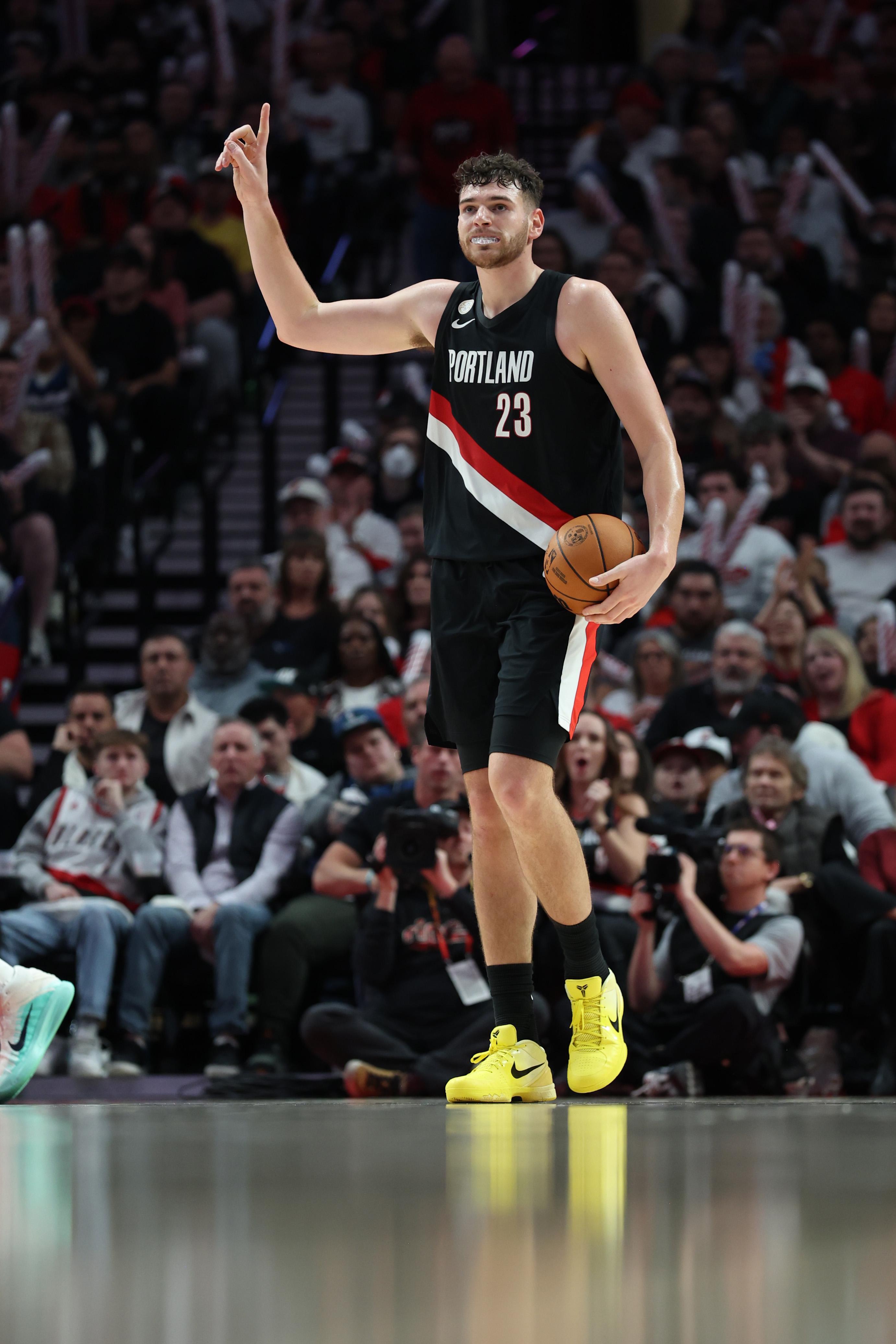 开拓者122-108击溃湖人，克林根14篮板把球场当自家后院的NBA夜