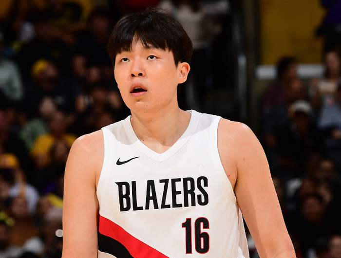 杨瀚森4场仅1中8，开拓者轮换成笑话，NBA教练到底怎么想的