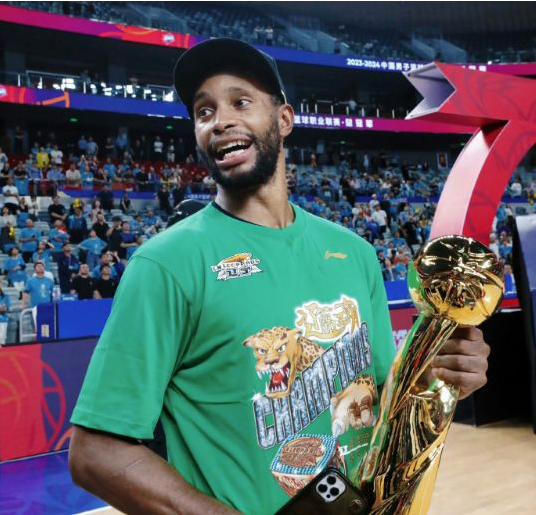 CBA：35岁弗格加盟上海男篮，张镇麟联手能争几胜能进季后赛？