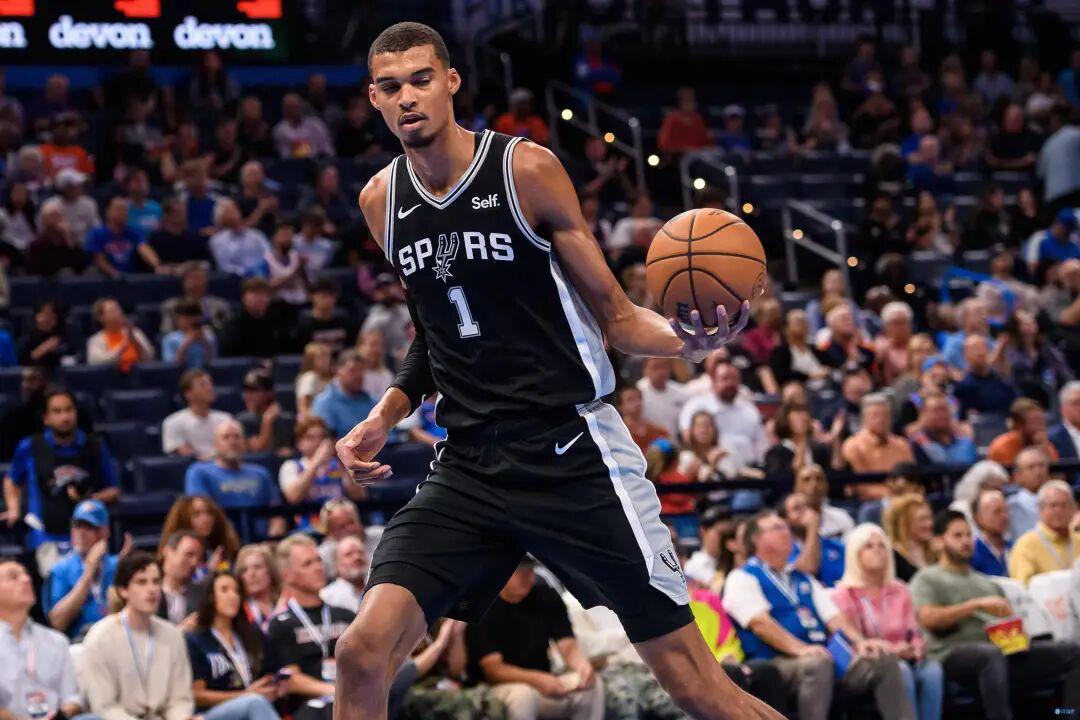 4连胜冲上西部第1：马刺队文班让NBA怀疑物理和常识