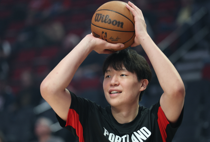 杨瀚森3投0中，开拓者122-108碾压湖人，NBA新秀问题比比分大