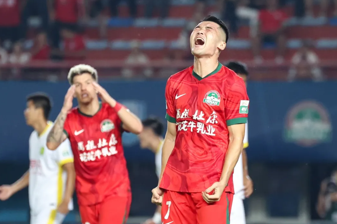 1场点球定乾坤，河南离中超首冠和球迷等待还有多少年？