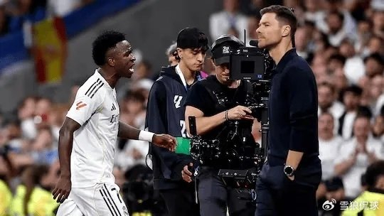 72分钟换人惹炸锅：国家德比维尼修斯被换，哈维·阿隆索和皇马在西甲被逼出底牌