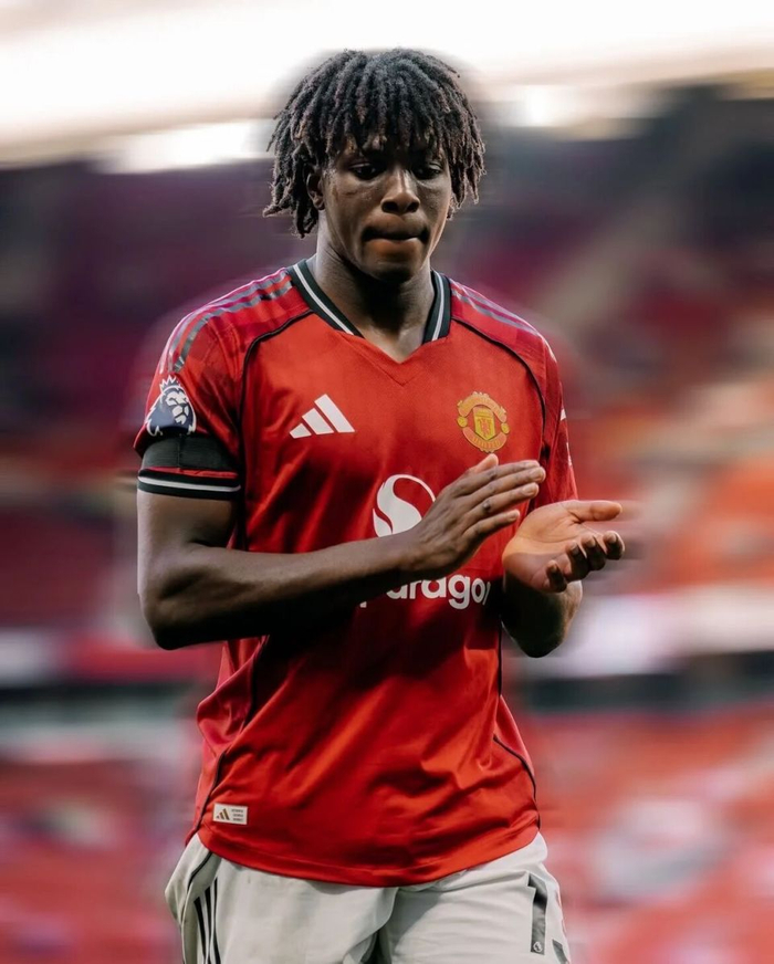 1年引两名左后卫却靠右卫顶替，英超曼联边路尴尬到家