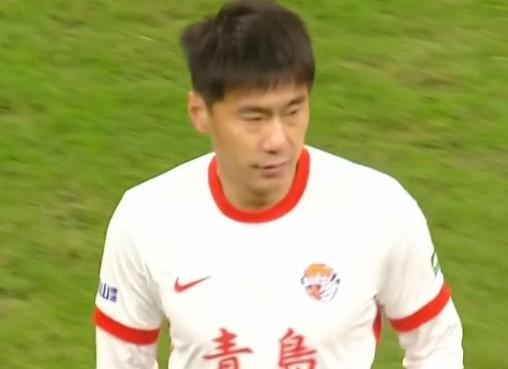 中超28轮青岛海牛4-2胜国安，金洋洋第200场的老派硬核表现
