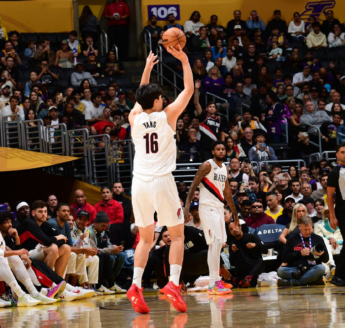 杨瀚森7分22秒刷生涯新高，NBA背靠背对湖人被冷落，轮换逻辑在哪？