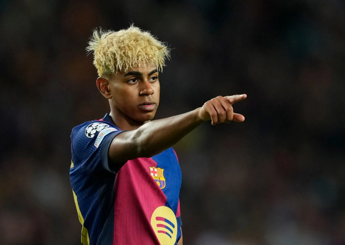 1场国家德比掀风波：巴塞罗那护短上演，皇马被点名，西甲演戏般继续滚动