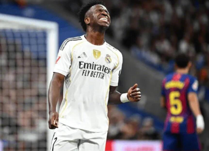 维尼修斯感被牺牲10次，西甲球迷怒问：哈维·阿隆索有什么资格不解释？