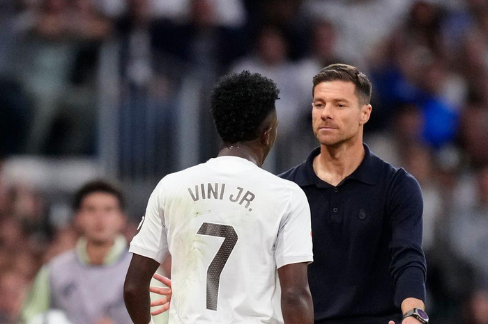 皇马2-1胜巴萨：维尼修斯怒怼哈维·阿隆索，西甲风暴来袭