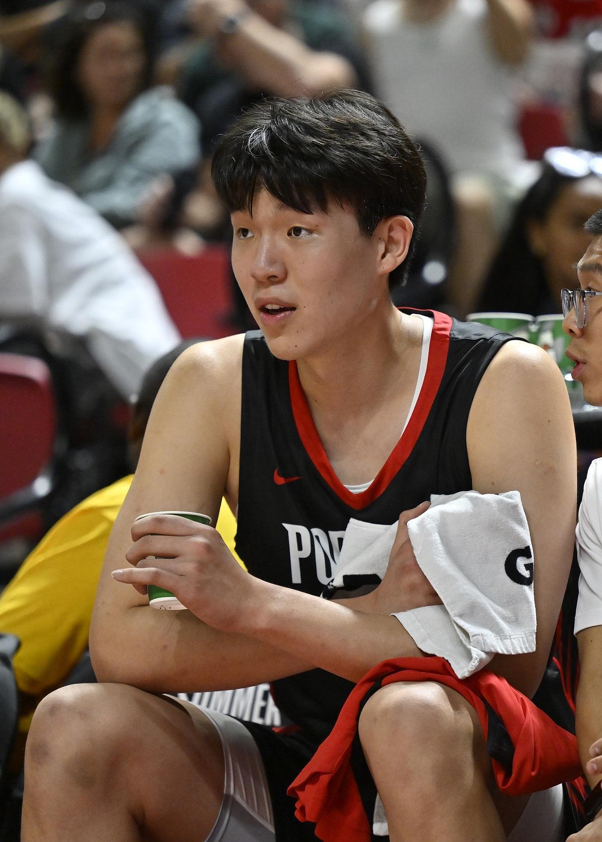 122-108！里夫斯打卡，湖人替补像假人，NBA对新秀太狠