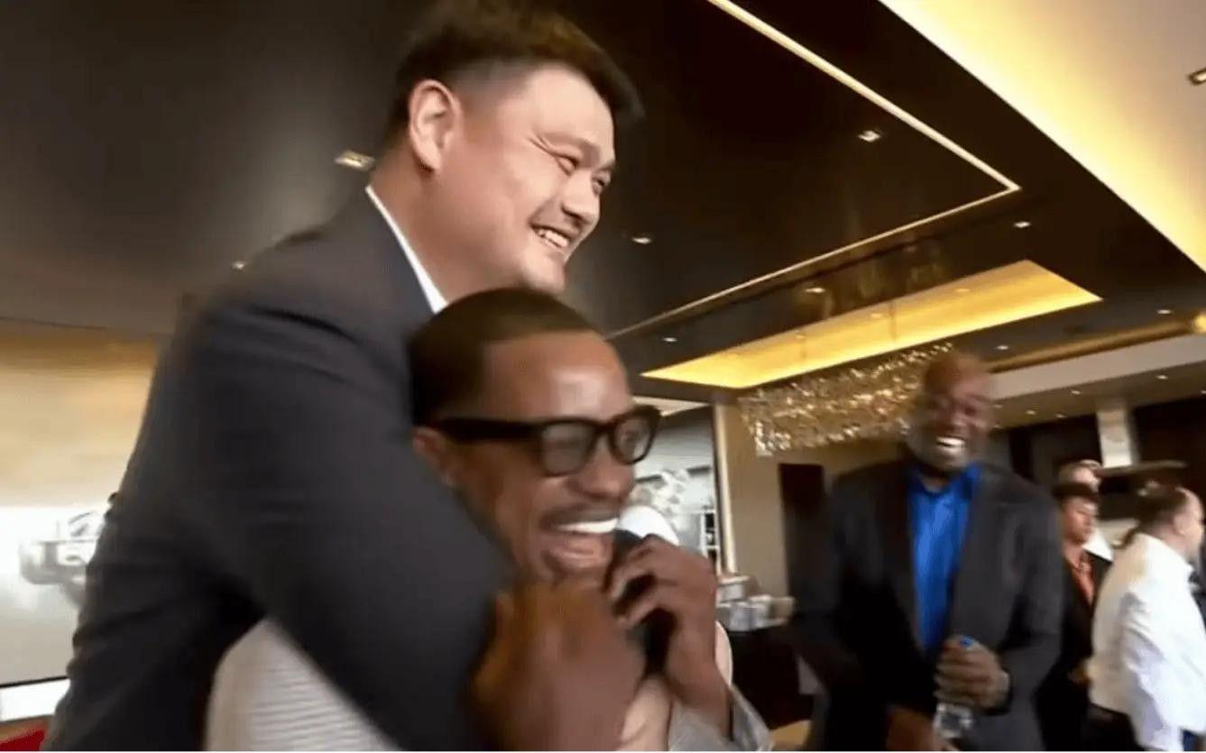 137-109！火箭队大胜篮网，姚明与史蒂夫·弗朗西斯的老友情感炸裂在NBA现场