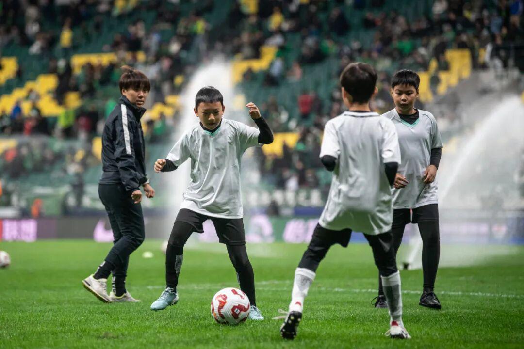 40名足球小将亮相中超，班超成校园体育新招牌
