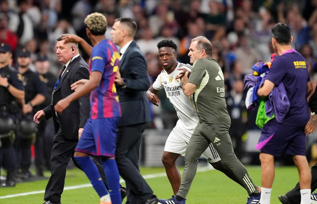 维尼修斯25岁合同到2027，皇马是卖1亿还是放他免费走？西甲震荡