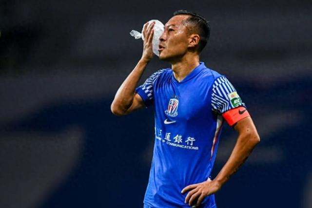 中超第28轮：4次禁区倒地只有1次点球，上海申花被判像被算账