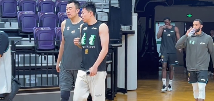 7人出走，辽宁男篮在25年CBA休赛期的翻车，比英超冬窗还劲爆？