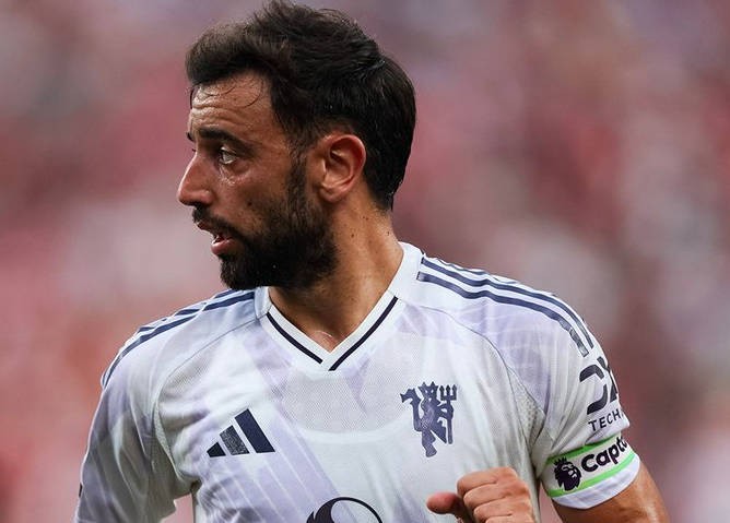 曼联5000万英镑训练馆，布鲁诺-费尔南德斯冒雨守场，英超真有这份热度？