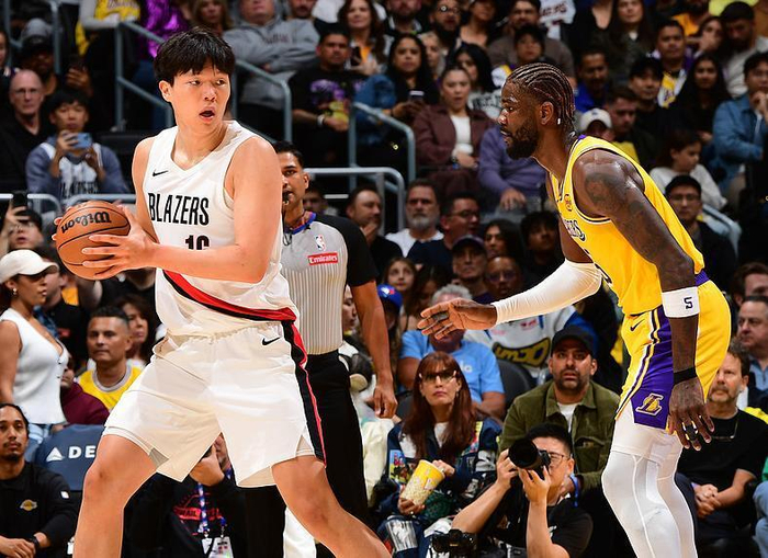 122-108客场胜利里，杨瀚森1分被喷，NBA舆论比赛还猛