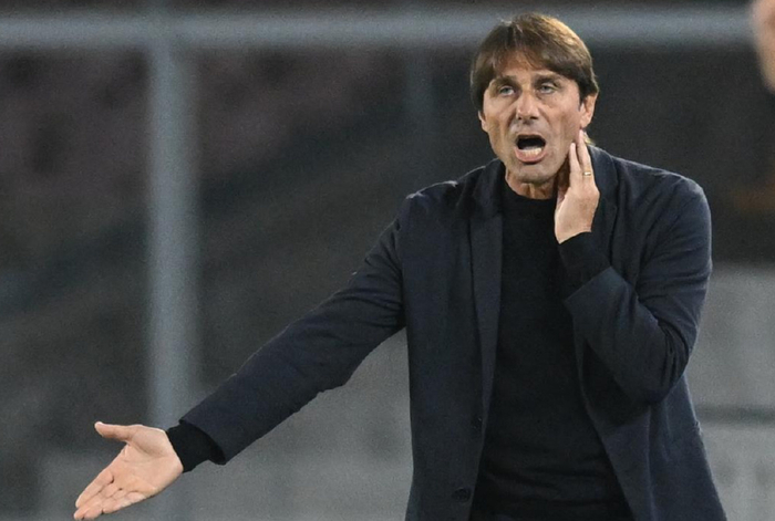 意甲第9轮1-0：那不勒斯21分登顶，孔蒂的换人比AC米兰还会玩心机