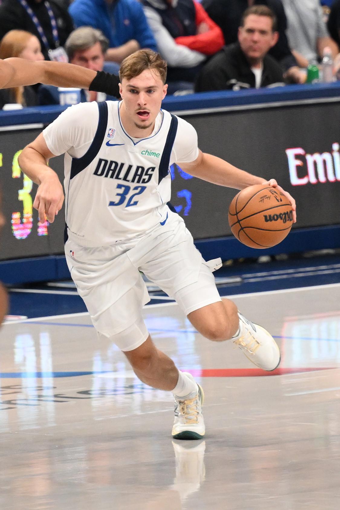 独行侠94-101告负：库珀·弗拉格伤肩只得2分，贾森·基德的换人惹争议，NBA两连战代价几何