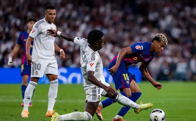 18岁莱昂内尔·梅西的影子？伯纳乌一战，亚马尔把巴塞罗那在西甲的脸丢到街头