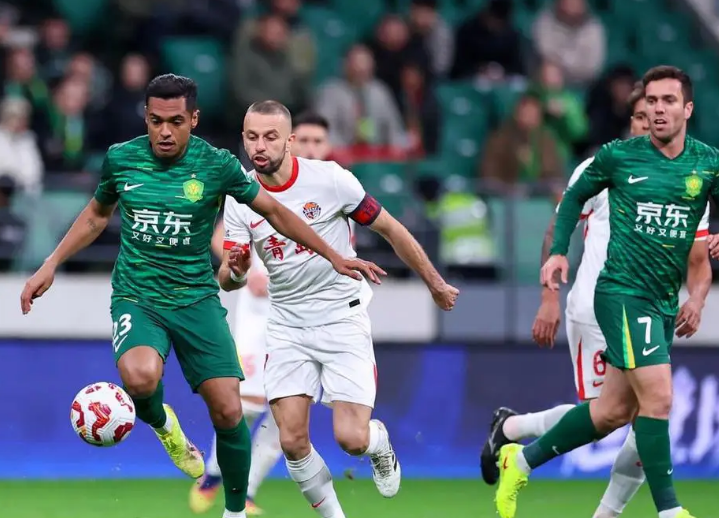 青岛海牛客场4-2打爆国安，400万奖金比恒大队还豪，中超保级戏比肥皂剧还精彩