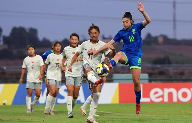 0比3被巴西碾压，中国U17止步16强，王洪亮像英超战术教科书被撕烂