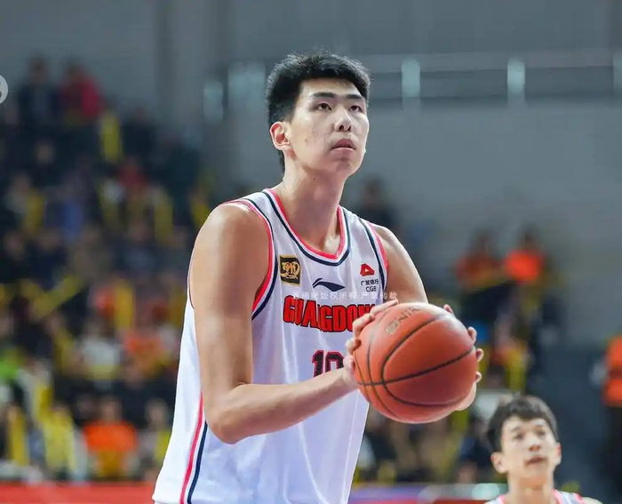 1次退出成年组，徐昕的选择让广东男篮像英超又像NBA那样混乱