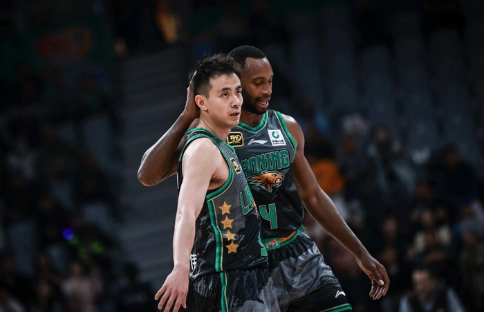 35岁弗格接近百万美金合同？CBA新赛季上海男篮瞬间变成最大夺冠热门