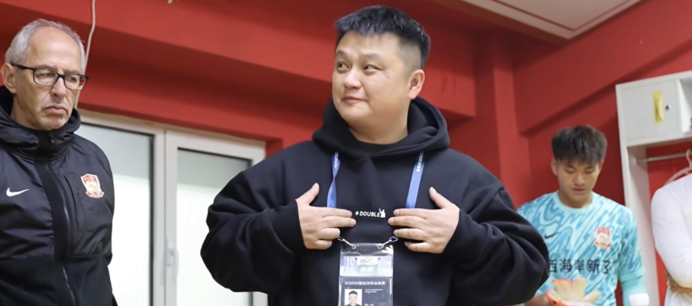 中超第28轮青岛2-2蓉城：西海岸投资人穿DOUBLE当情绪引爆器，邵佳一赛后说了啥？
