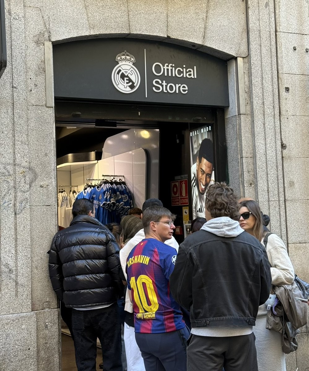 44岁阿尔沙文穿10号巴萨衫逛皇马店，西甲英超球迷炸锅