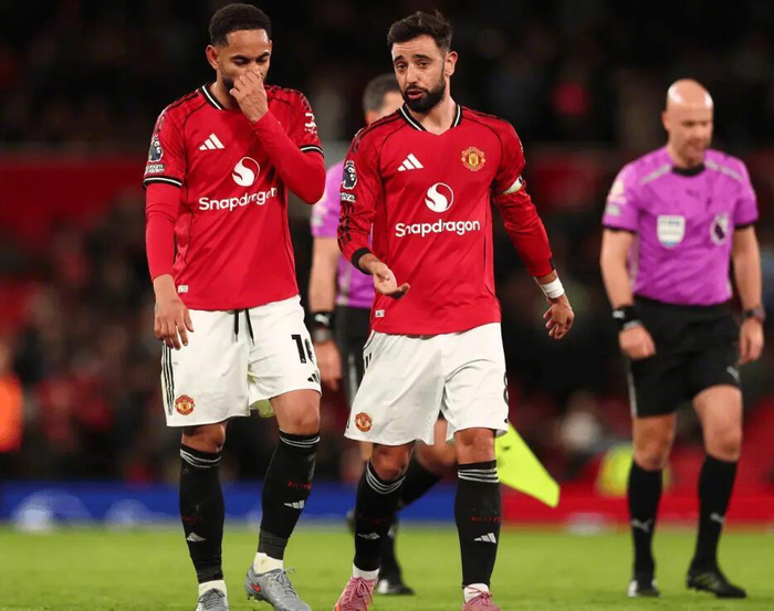 英超场边的私人课堂：曼联队长B费1对1加练库尼亚，太阳报也盯上了