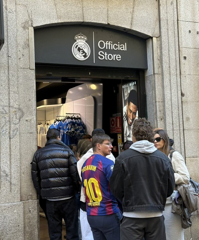 44岁阿尔沙文穿巴萨10号逛皇马店，英超往事被当成笑话看