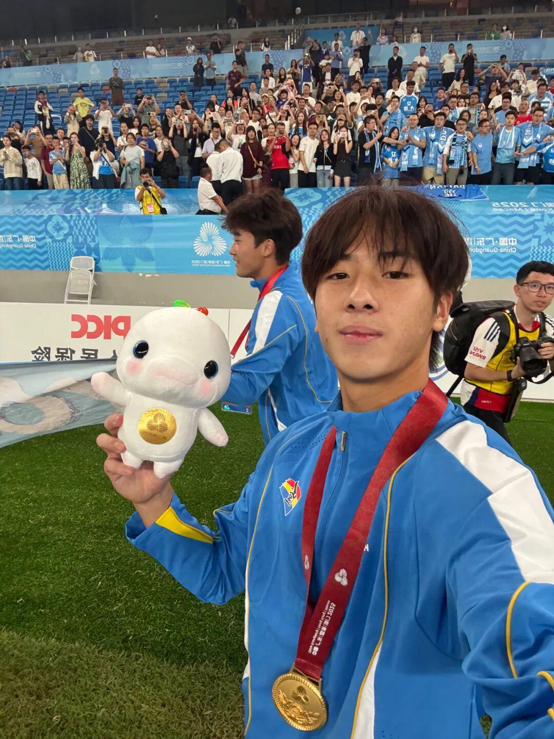 5:4点球夺冠,辽宁U18全运会捧杯,德阳小将回川超披66号