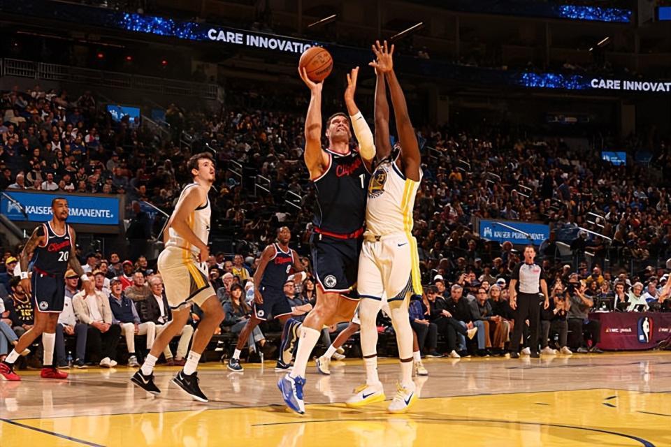 勇士98-79碾压快船，洛佩斯低迷暴露快船队轮换像阴阳合同