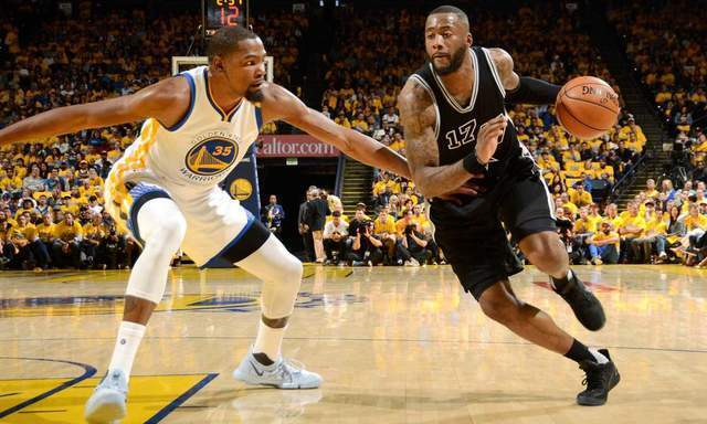 26岁敲开门、2年140万合同：乔纳森在NBA马刺的生存演出