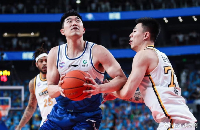 赵睿走人后，新疆男篮从争冠到拼8强：CBA新赛季变数有多大？