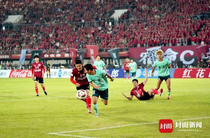 自贡4-2绝地翻盘登顶，四川银行四川省城市足球联赛这场2球落后戏精上身