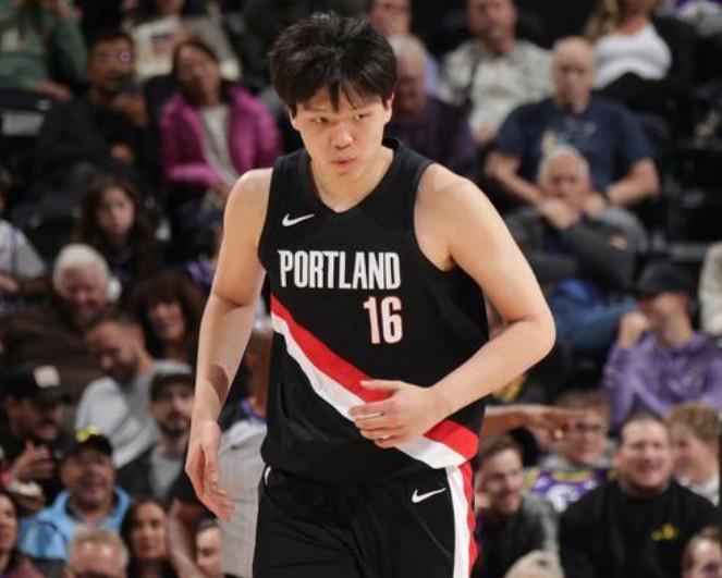 开拓者半场79-73领先：杨瀚森3分47秒亮相，nba常规赛别装