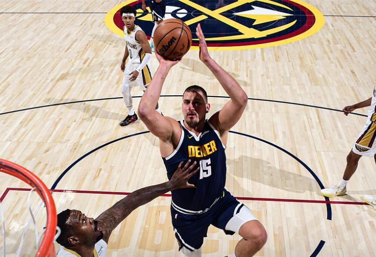 122-88！丹佛掘金队主场大胜，约基奇连3场三双把NBA纪录搅活了