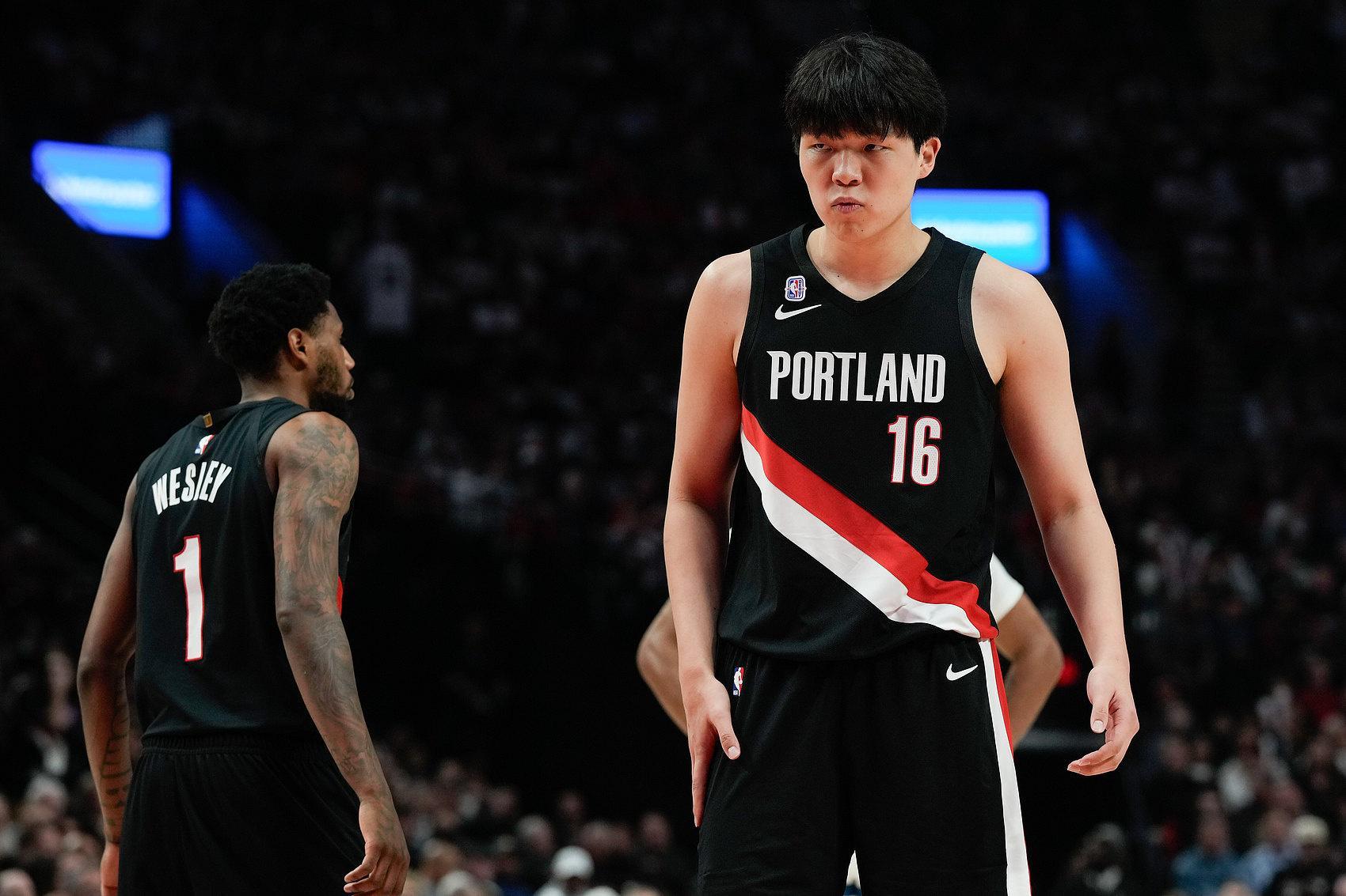 136-134险胜爵士，NBA轮换尴尬：杨瀚森被波特兰开拓者挤到板凳边缘