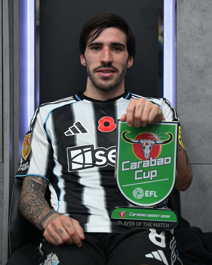 纽卡斯尔2-0掀翻热刺，英联杯淘汰赛托纳利抢戏，托特纳姆脸绿了