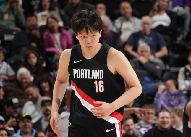 杨瀚森半场3分钟仅2分，NBA脚步慢到被里斯直接换下？