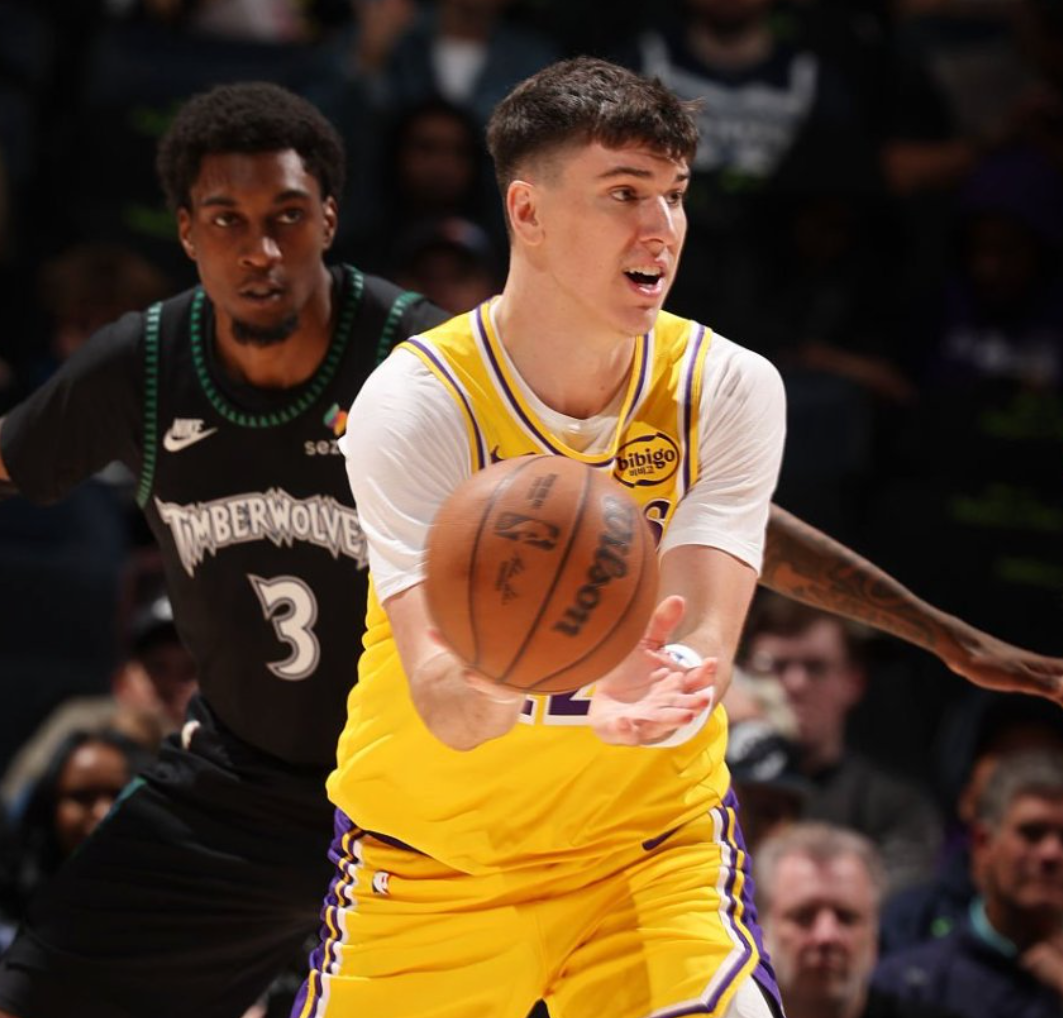 NBA常规赛116-115险胜：湖人里夫斯绝杀，拉拉维亚第三节变奇兵