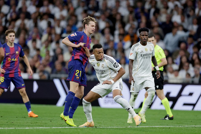 西甲伤病潮:巴塞罗那中场瘫痪,28岁弗兰基·德容能顶替佩德里吗?