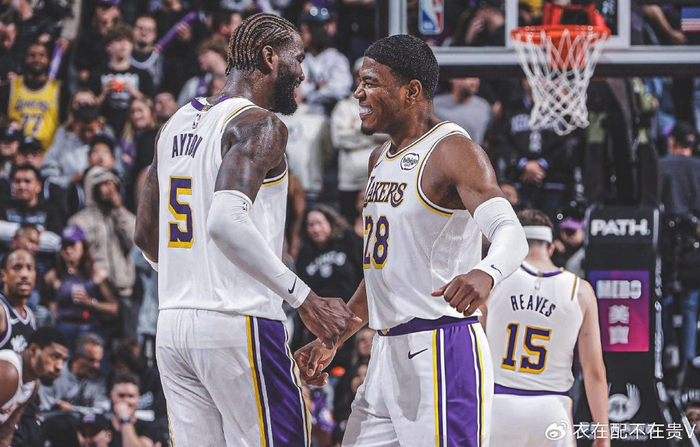 里夫斯51分炸裂国王，湖人NBA两连胜，拉塞尔·威斯布鲁克的尴尬时刻
