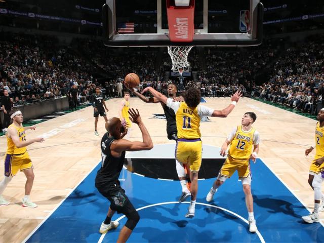 里夫斯16助攻绝杀，湖人翻盘戏码第N次上演，NBA谁还敢笑