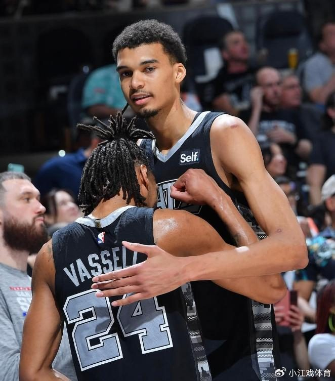 马刺4连胜！文班亚马24+15带队，NBA新阵容碾压猛龙