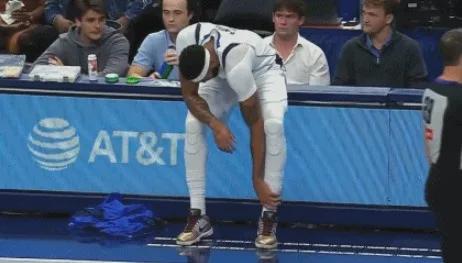 107-105险胜独行侠，NBA赛场又被伤病敲门：浓眉哥小腿伤成最大变数