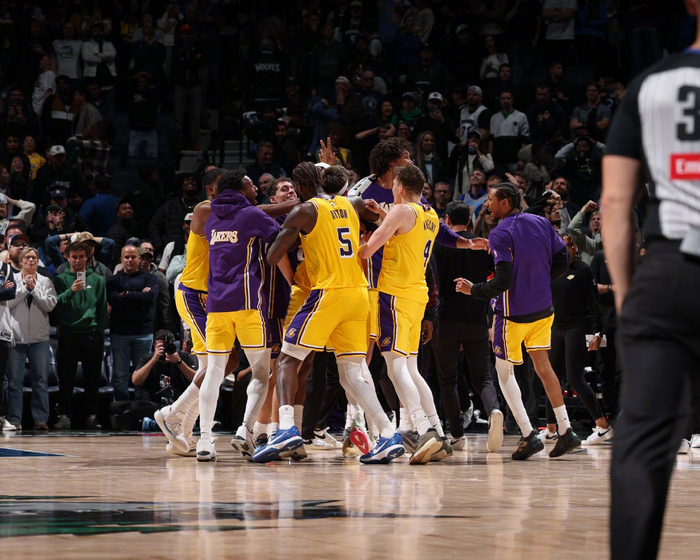 5场战罢：湖人进攻115.7排12位，防守115.6排18位，NBA这算进步？