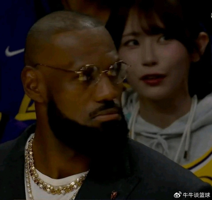 揭幕战1场戏：NBA湖人主场座无虚席，詹姆斯变边线流量板